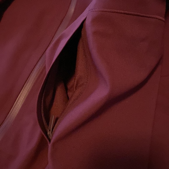 Women’s Lululemon RepelShell Rain Jacket - Picture 9 of 9